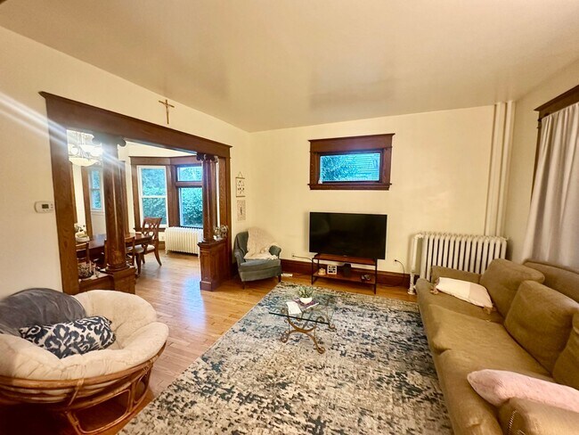 Foto del edificio - Spacious 3-Bedroom w/ Sundeck & In-Unit Laundry!