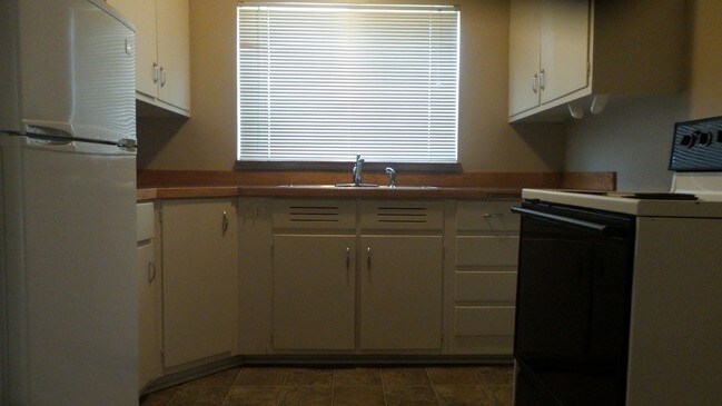 Building Photo - One Bed One Bath Close to Campus!