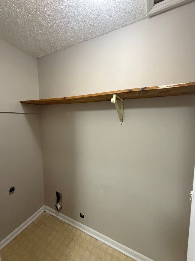 Building Photo - Three bedroom, two bath condo in High Point