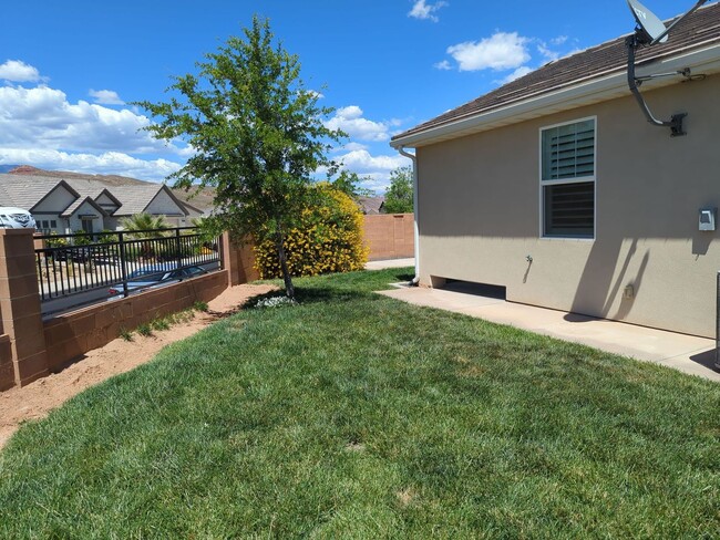 Foto del edificio - Spacious 3 Bedroom 3 Bathroom Home with Bo...