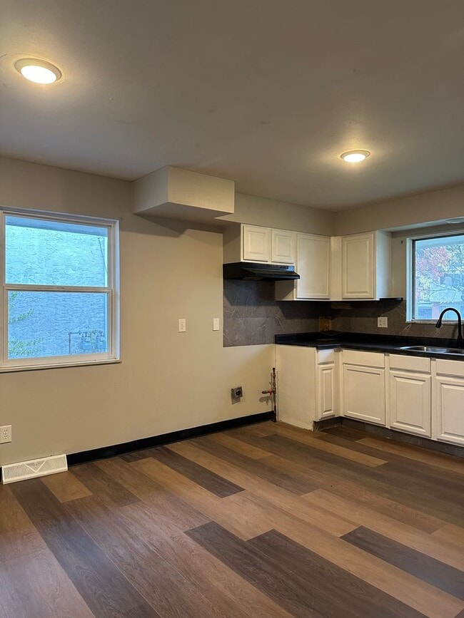 Building Photo - 919-921-921 S Weyant Ave