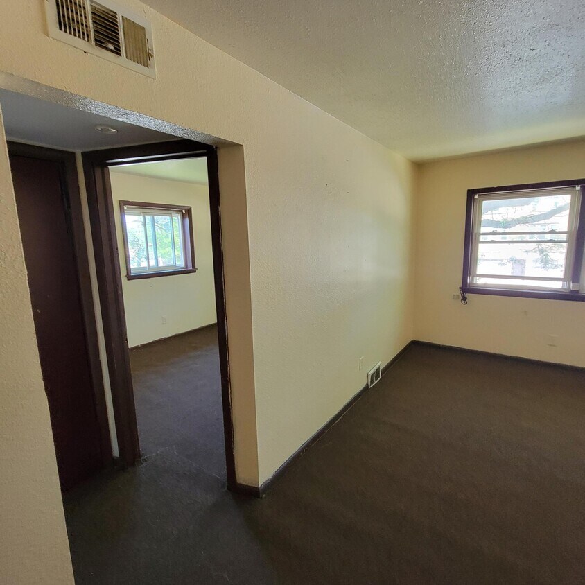1429 W Atkinson Ave Unit 8, Milwaukee, WI 53206 Room for Rent in
