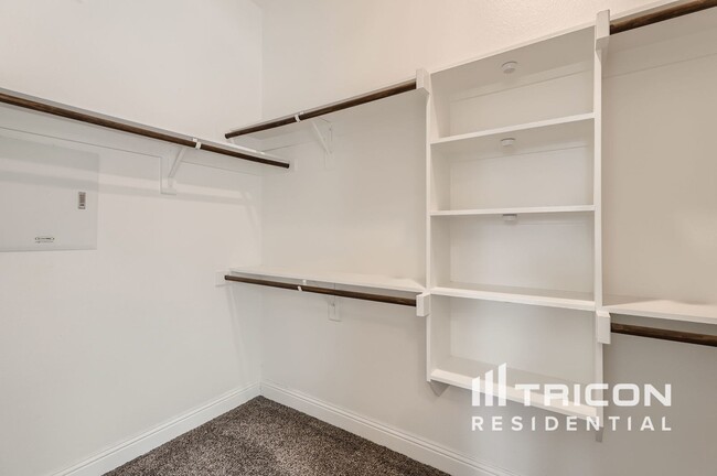 Foto del edificio - 16300 Harwood Dr