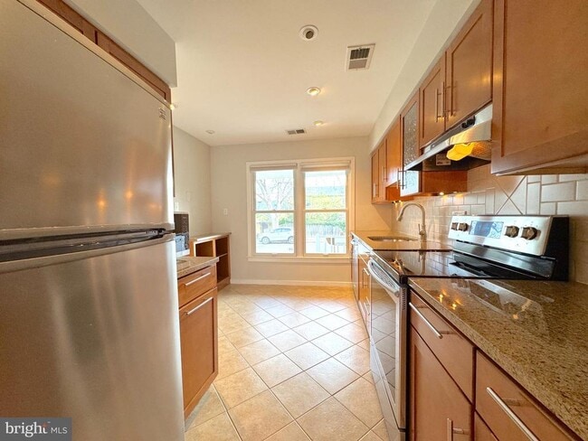 Foto del edificio - 1318 Dewitt Ave