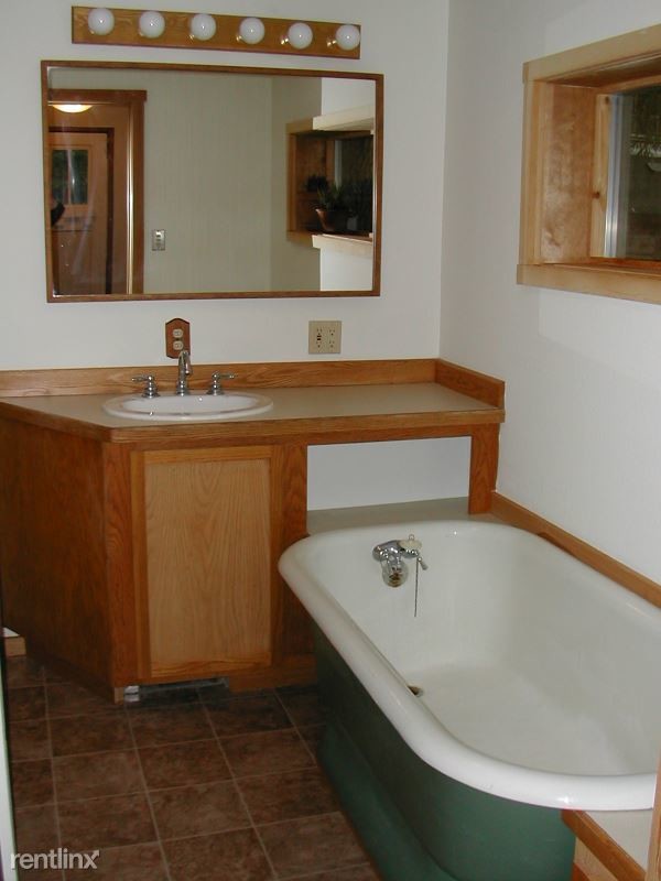 Building Photo - 3 br, 1.5 bath House - 1235 Karrow Avenue