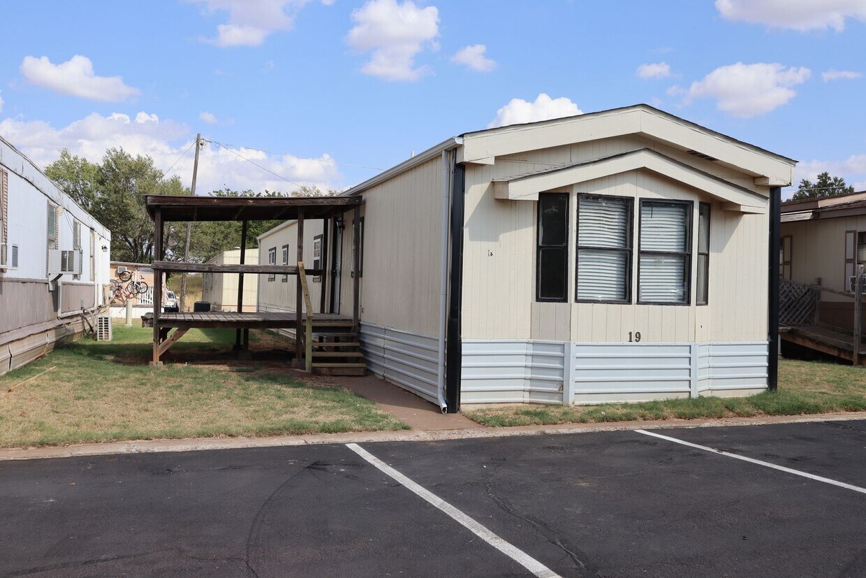Primary Photo - Updated 3 bedroom 2 bath Mobile Home near ...