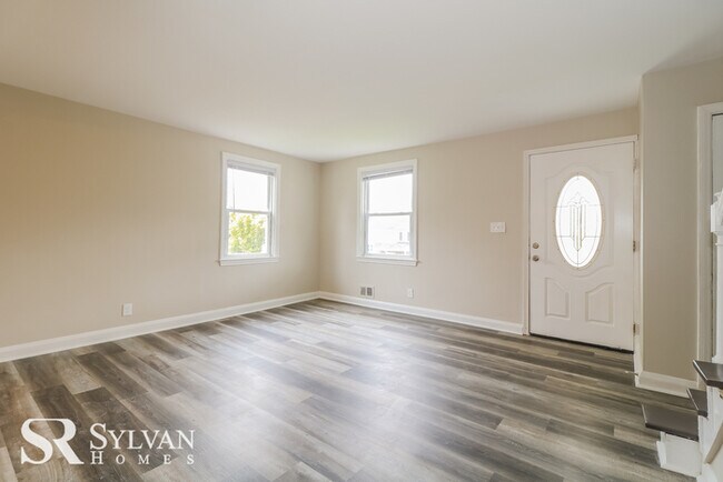 Building Photo - Charming 3BR 1.5BA brick townhome
