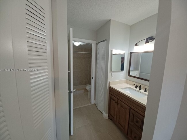 Building Photo - 9999 Summerbreeze Dr