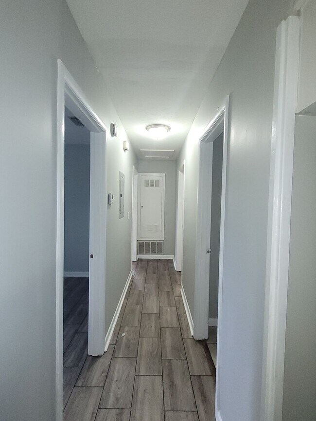 Building Photo - 3 Bedroom 1 Bath