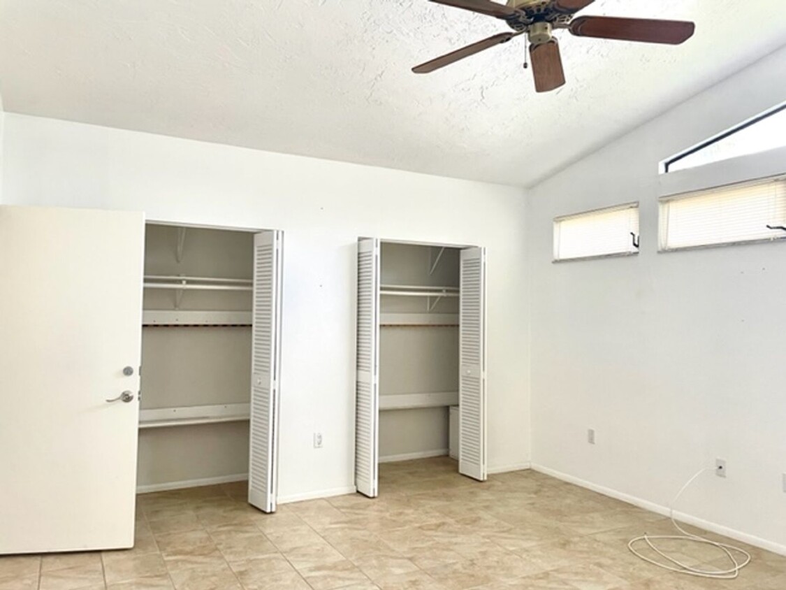 Foto principal - 3/2 ANNUAL - POOL HOUSE/W/ HUGE BONUS ROOM...