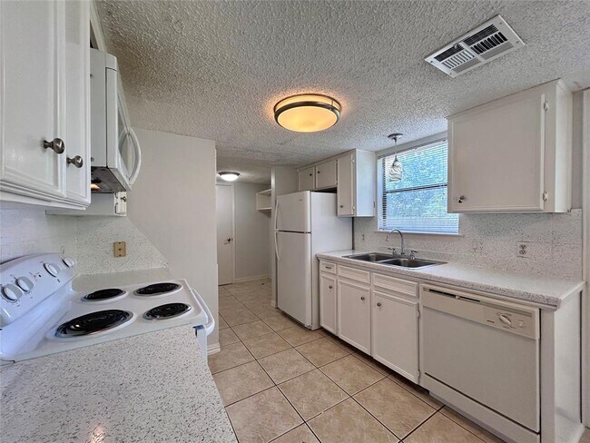 Foto del edificio - 8800 Clearbrook Trail