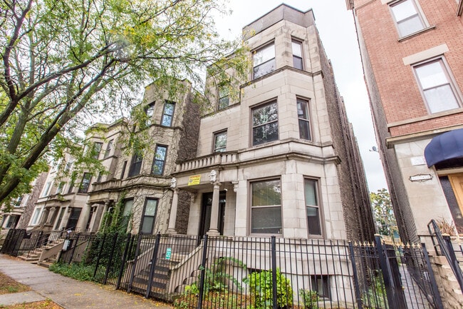 HUGE Condo Quality 4bed/2bath in Hot Wicker Park! Central Air! In-Unit Laundry! Deck! FREE Internet! - HUGE Condo Quality 4bed/2bath in Hot Wicker Park! Central Air! In-Unit Laundry! Deck! FREE Internet!