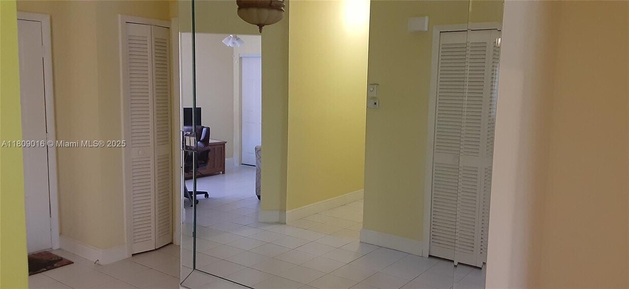 Foto principal - 8328 Waterline Dr