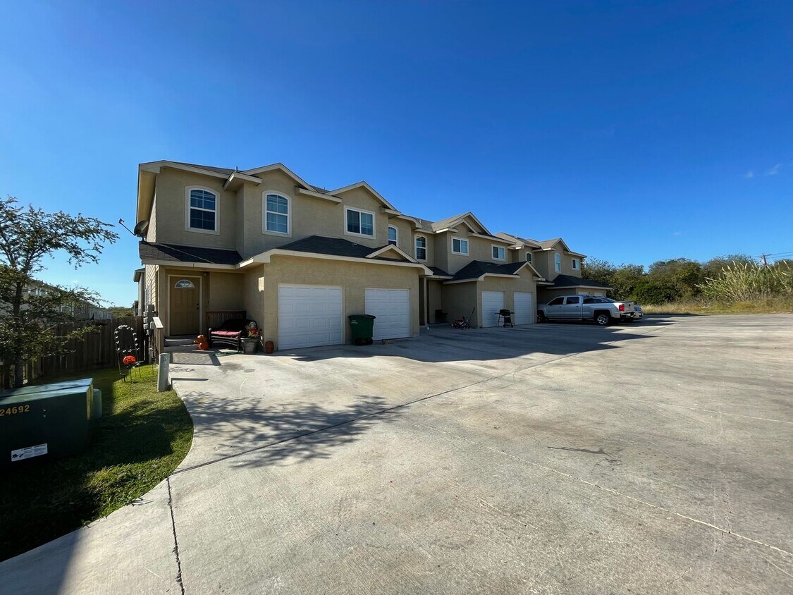Foto principal - Town home for rent