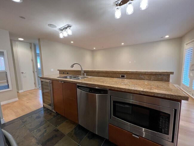 Foto del edificio - Ground Floor 1 Bedroom, 1 Bathroom  Unit at "The Palms"
