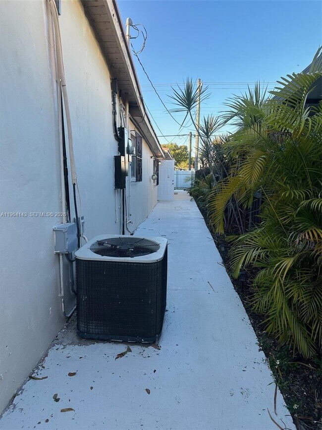 Foto del edificio - 1275 W 31st St