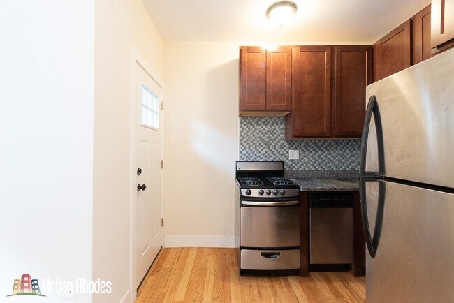 Foto del edificio - 3731 N Pine Grove Ave