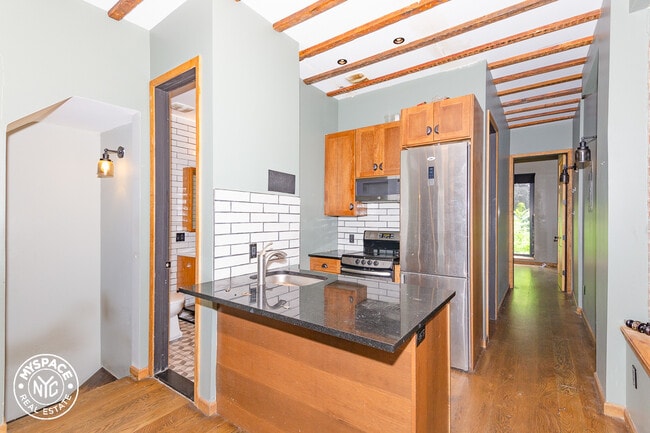 Building Photo - 164 Graham Ave