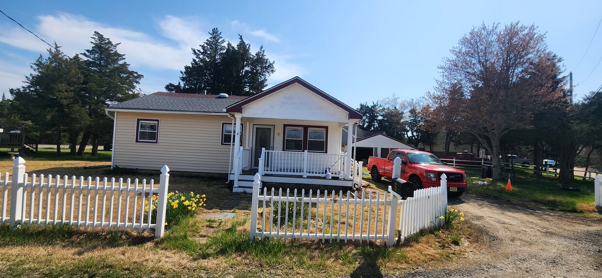 Primary Photo - 5 Holden St