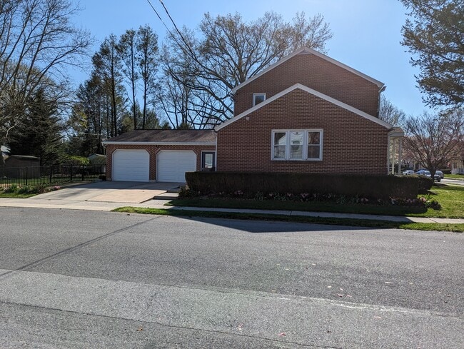 Building Photo - 1502 Elm St