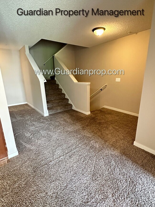 Foto del edificio - Champlin Town Home, 2 Car Garage, Balcony,...