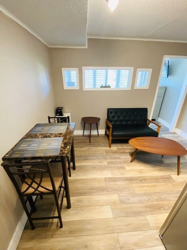 Foto del edificio - University Towers- FURNISHED 1bd/1ba Apart...