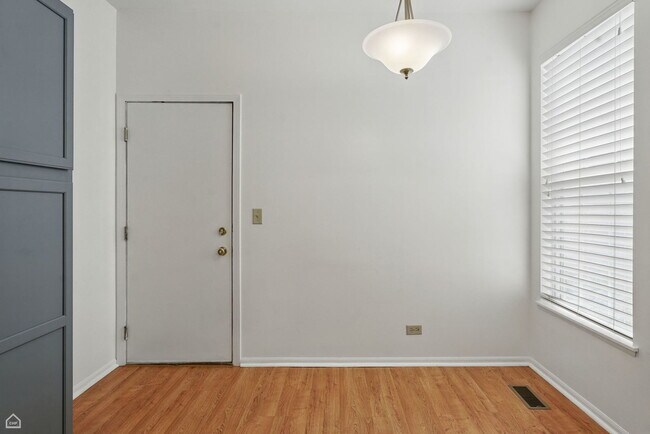 Foto del edificio - 2052 Waverly Ln