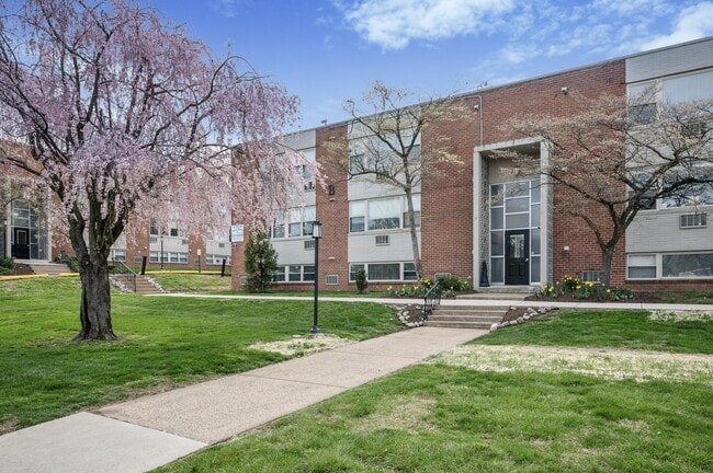 Building Photo - Willow Bend Apartments