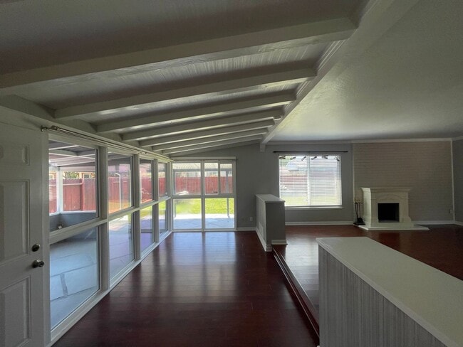 Building Photo - Beautiful Three Bedroom Two Bathroom Home