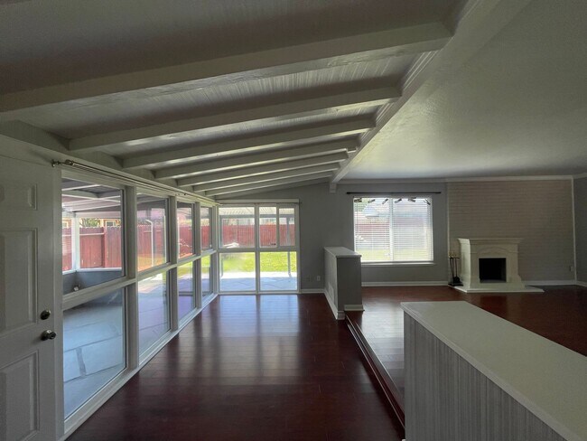 Foto del edificio - Beautiful Three Bedroom Two Bathroom Home