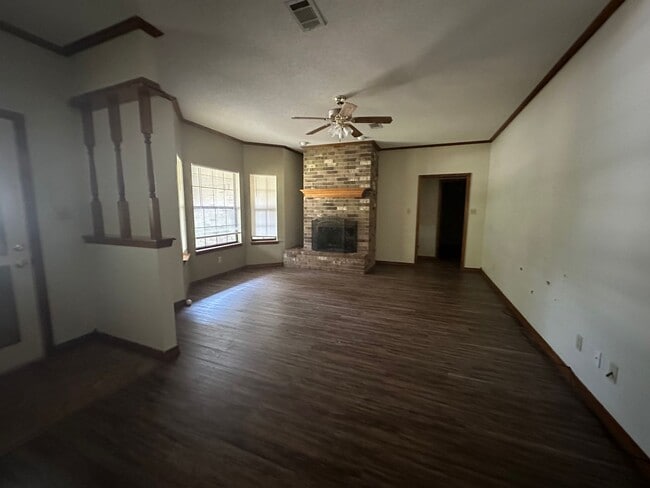 Building Photo - Welcome to this charming 3-bedroom, 2-bath...