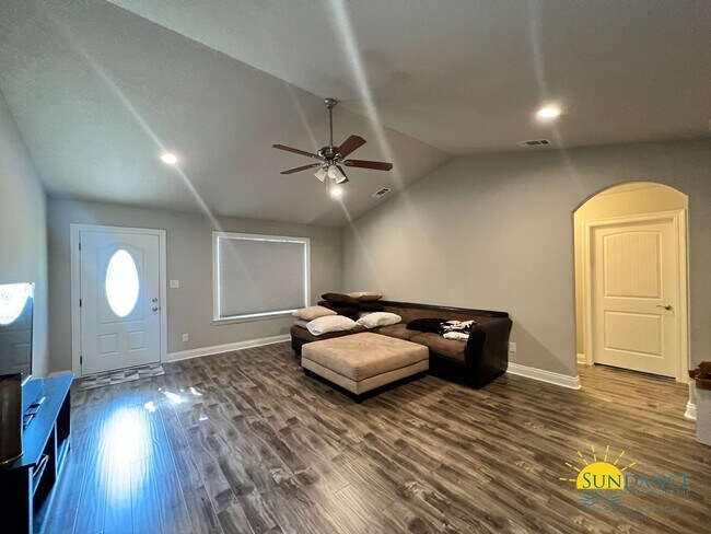Foto del edificio - Beautiful like new Navarre home, call today!