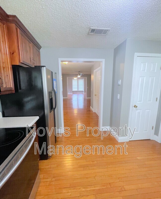 Building Photo - 102 W Lipham St