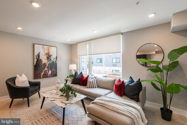 Foto del edificio - 6604 Ridge Ave