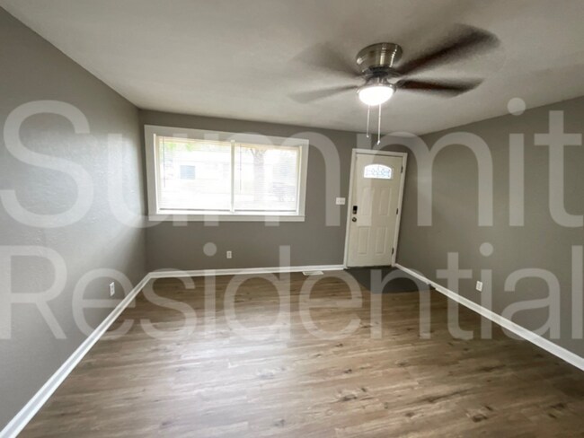 Foto del edificio - 8608 Crystal Ave