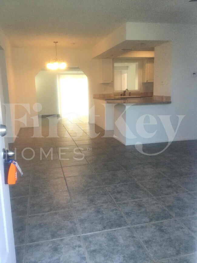 Foto del edificio - 305 NE Floresta Dr