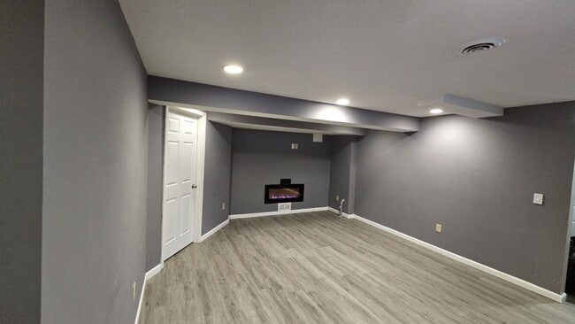 Building Photo - Charming & Spacious Home for Rent in Crystal!