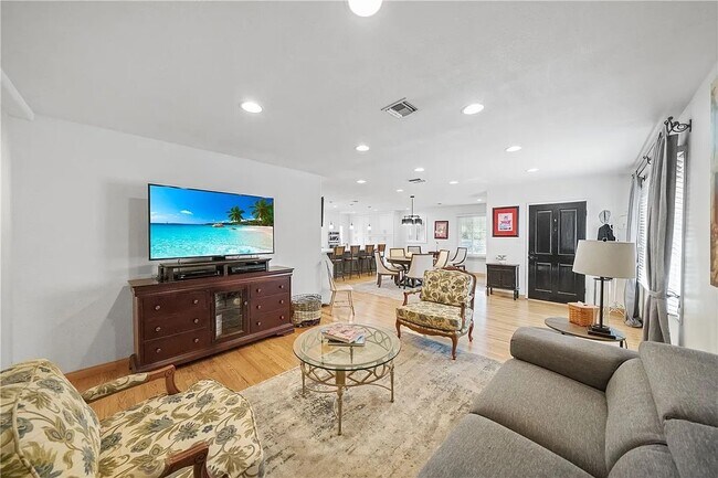 Foto del edificio - 329 E Everett Pl