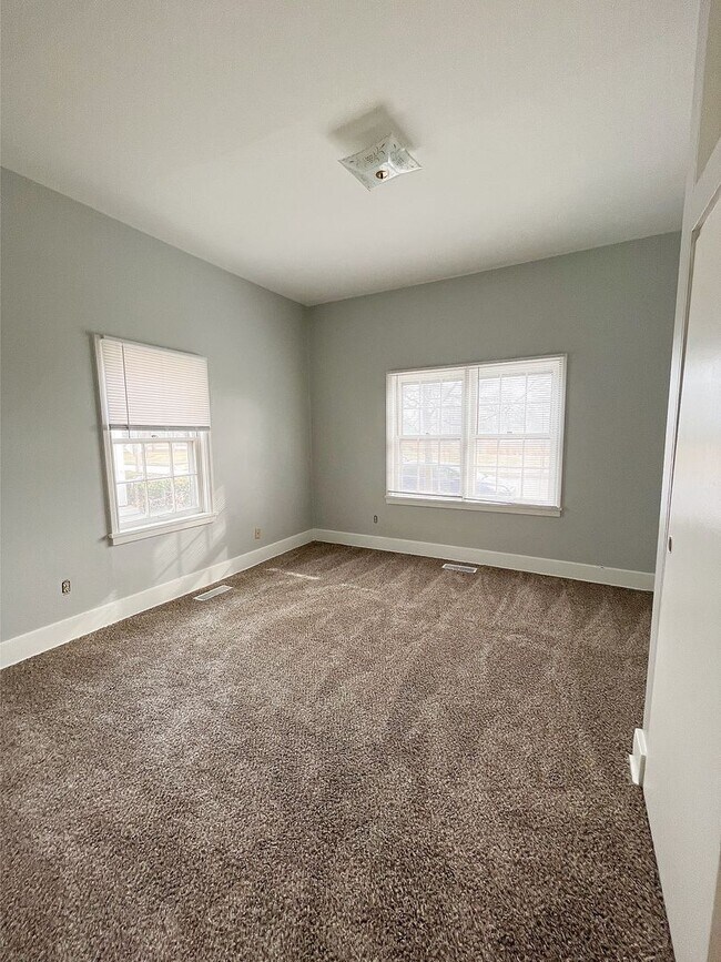 Foto del edificio - 2 Bedroom House W/ Fresh Paint & Carpet!