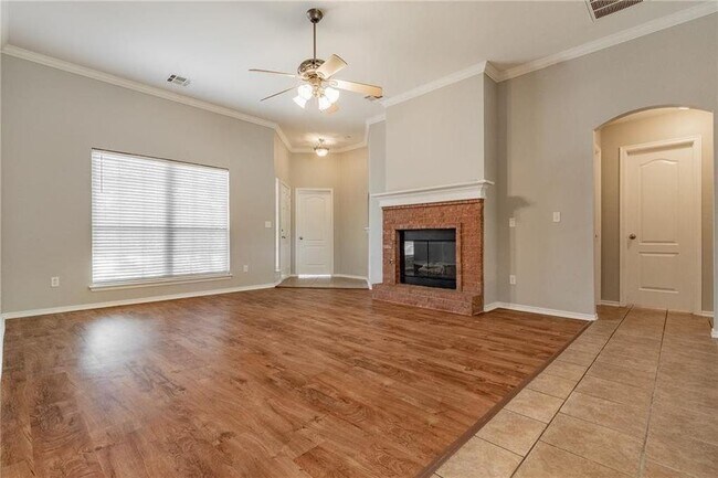 Foto del edificio - 1004 Mollie Rausch Ln