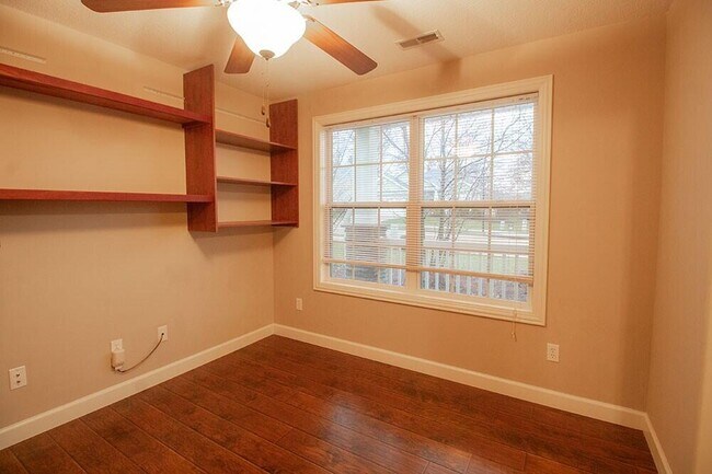 Foto del edificio - 7413 Rosedown Dr