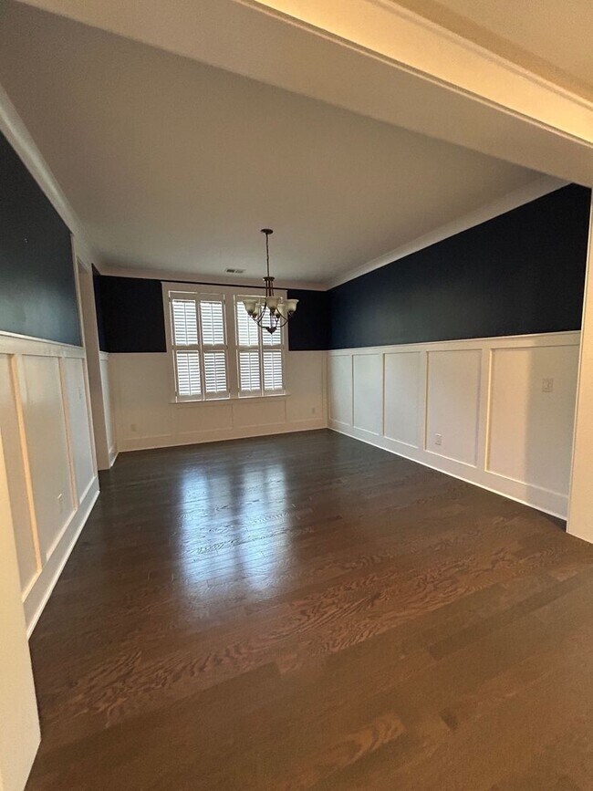 Building Photo - Stunning 4BR/3.5BA