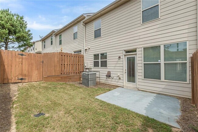 Foto del edificio - 5725 Radford Loop