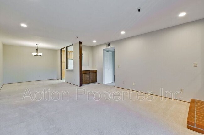 Building Photo - 49 Showers Dr