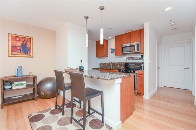 Building Photo - 16 Miner St