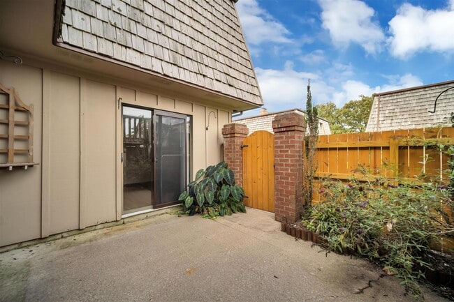 Building Photo - 121 Saw Grass Bend