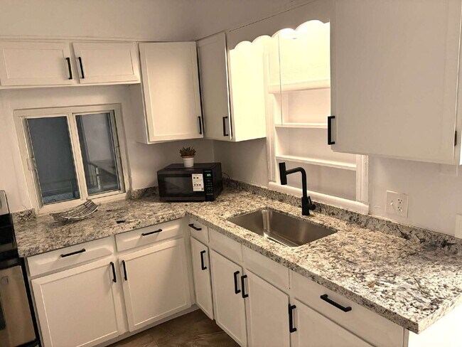 Foto del edificio - MOVE-IN READY 3 BED / 2 BATH – UPDATED, SPACIOUS & GREAT PHOENIX LOCATION!