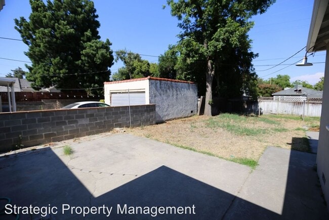 Building Photo - 1460 N Farris Ave