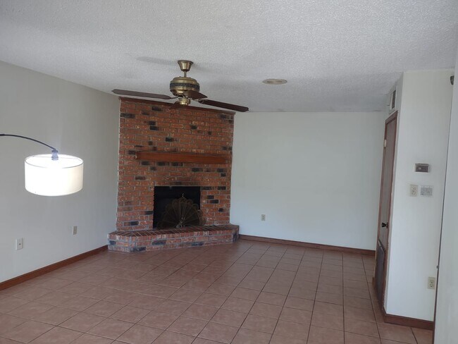 Foto del edificio - 7912 Bles Ave