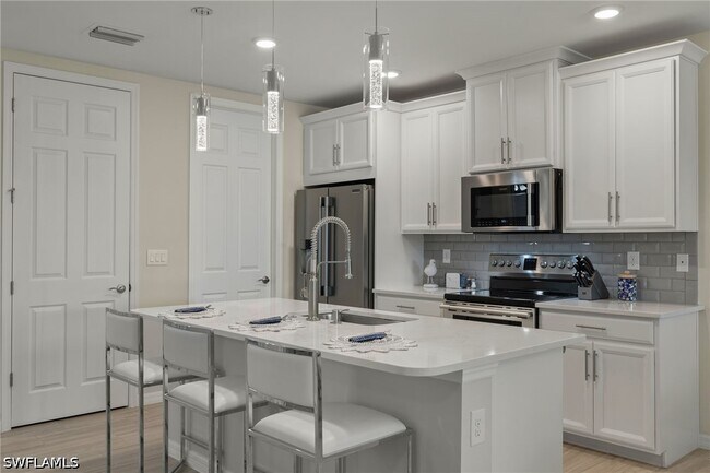 Building Photo - 14680 Edgewater Cir